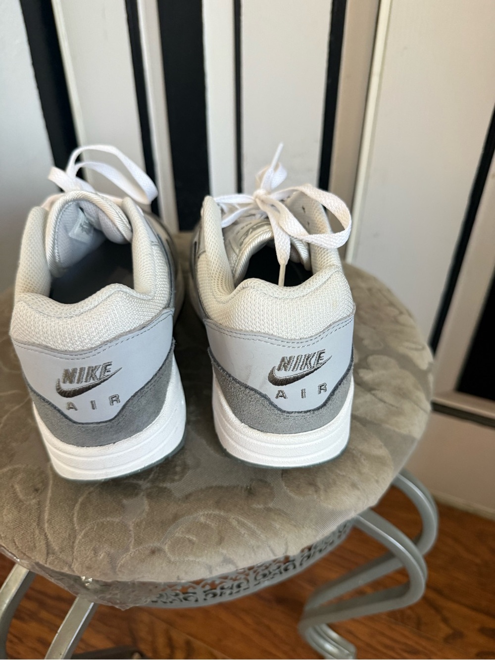 Nike Kids White and Gray Low Top Sneakers - Picture 5 of 11